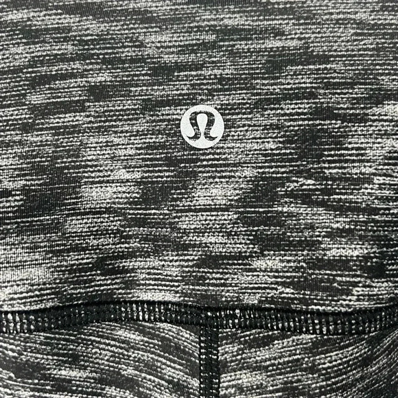 Lululemon Drop it like it’s hot crop capri leggings black and white size 2 - Picture 6 of 6
